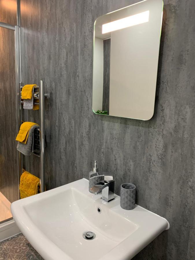 The Greens Apartment Farnworth Εξωτερικό φωτογραφία