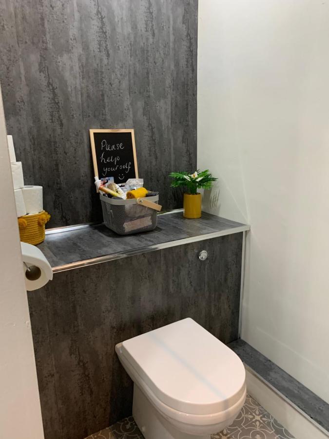 The Greens Apartment Farnworth Εξωτερικό φωτογραφία